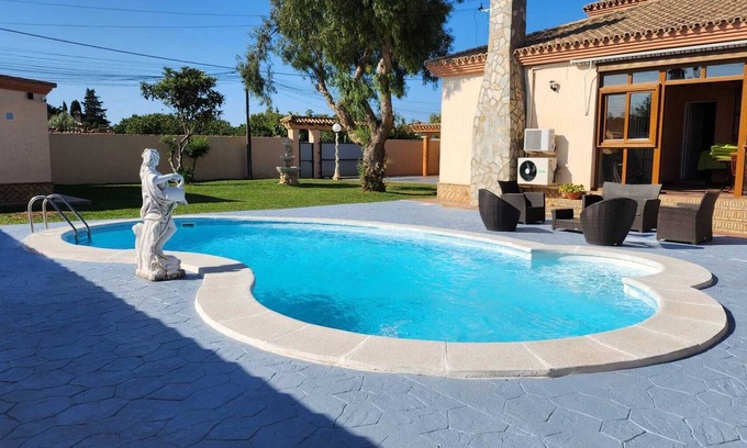 Chiclana de la Frontera Ski Chalet | Villa los Almonds.