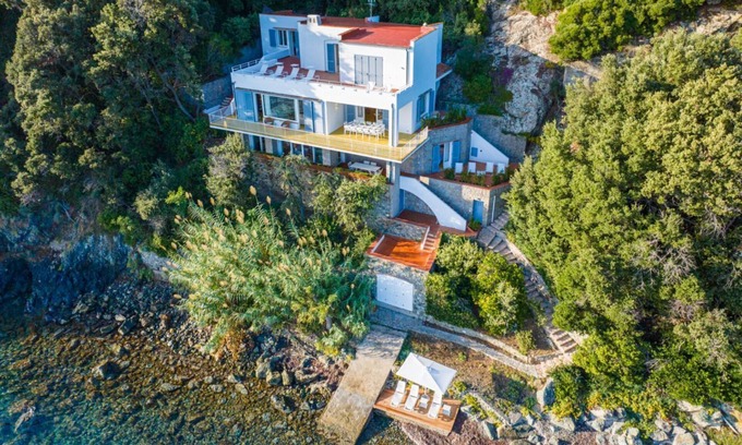 Bagno-Sprizze Villa | Villa Escalina with private beach, sea access and air conditioning