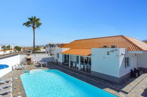 Corralejo Villa | Villa Esmeralda by Villa Plus