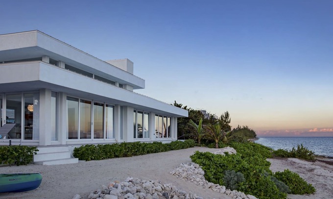 North Side House | Villa Esprit – Stunning 3 Bedroom Beachfront Villa in North Side with pool!