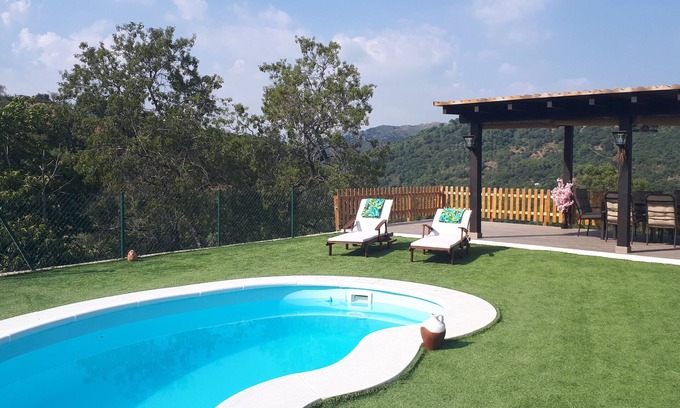 Gaucin Ski Chalet | Villa Evelyn. Privacy Garden, WiFi, Nature, Relax, Birdwatching, Fully Equipment