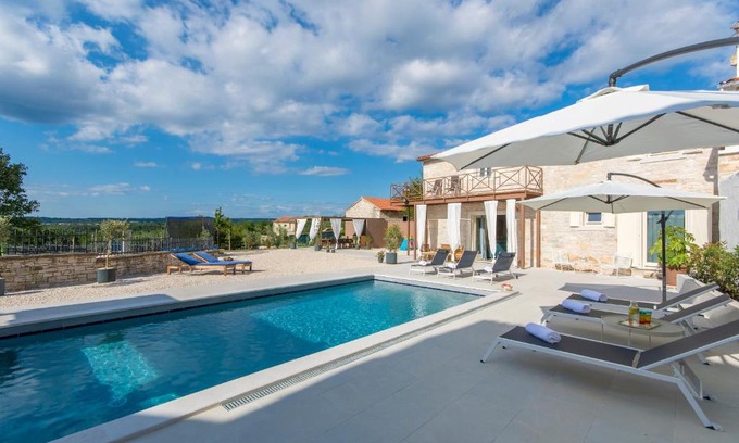 Selina Villa | Villa Famiglia