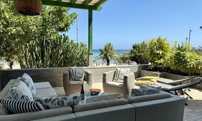 Costa Teguise House | Villa feet in the water, really!
