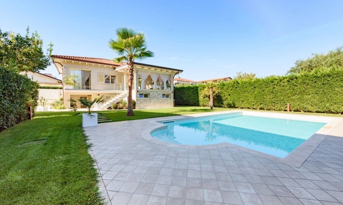 Querceta Villa | Villa Fiumetto by MMega