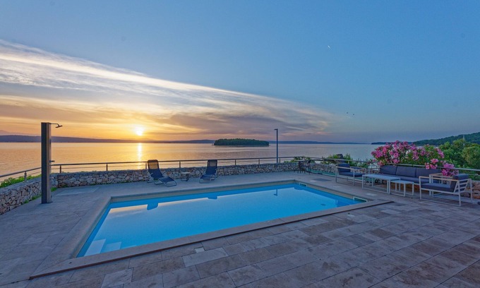 Kukljica Villa | Villa for 6 people, facing the sea, pool, large terrace