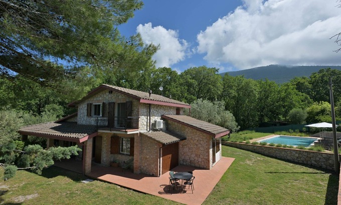 Collesanto Villa | Villa for 8p with private pool in the heart of Umbria, in nature and near Tuscany