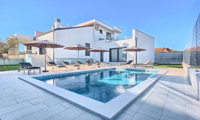 Kastel Villa | Villa Fortuna - in historic town Buje with 4 bedrooms and a pool, near the beach