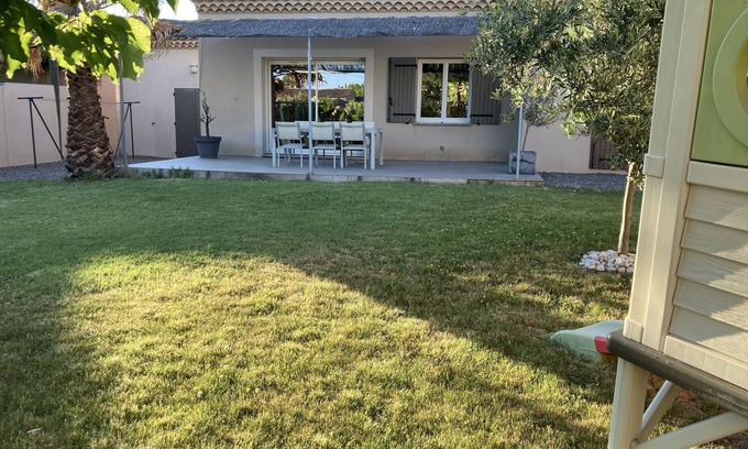 Entraigues-sur-la-Sorgue House | Villa with garden in charming village near Avignon