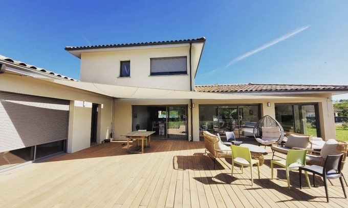 Fleurieux-sur-l'Arbresle Villa | Villa Contemporaine Avec Piscine Chauffée et ses Grands Espaces Verts au Calme