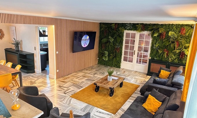 Saint-Fargeau-Ponthierry Villa | Villa with US Ranch-style games room