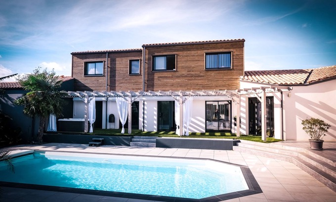 Saint Laurent de la Pree Villa | Villa Aixkeys Contemporaine Avec Grande Piscine et 5 min Plages Fouras