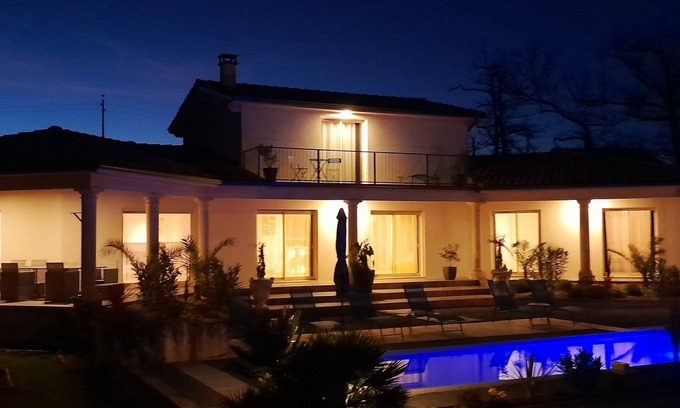 Festalemps Villa | Villa Peristylum 200m2 Piscine Privée Avec Nage a Contre Courant