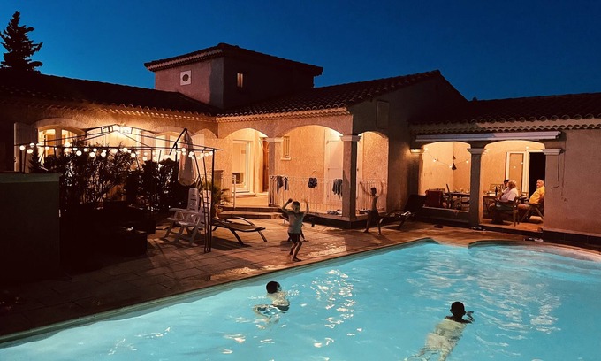Sainte-Cecile-les-Vignes Villa | Villa 10 persons with swimming pool, near the village