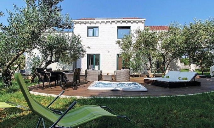 Lumbarda House | Villa FraMar: Where Olive Trees Meet the Mediterranean