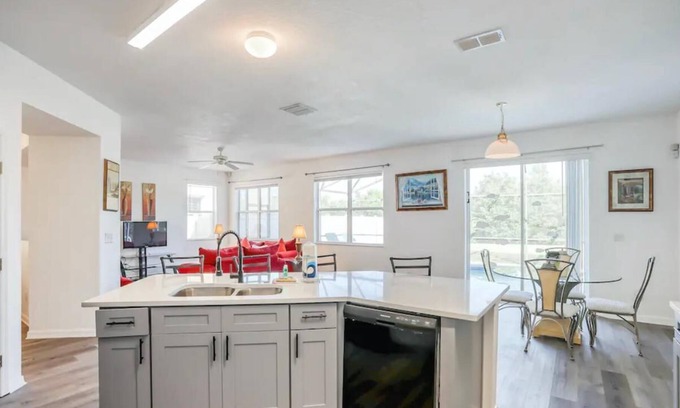 Legacy Park Villa | Villa full of life with large pool