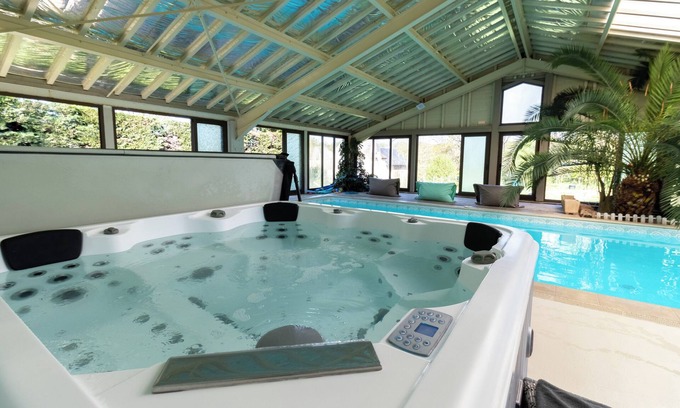 Cherveix-Cubas Villa | Villa 'Gîte Piscine Et Jacuzzi Intérieurs' with Pool, Terrace, Garden & Wi-Fi