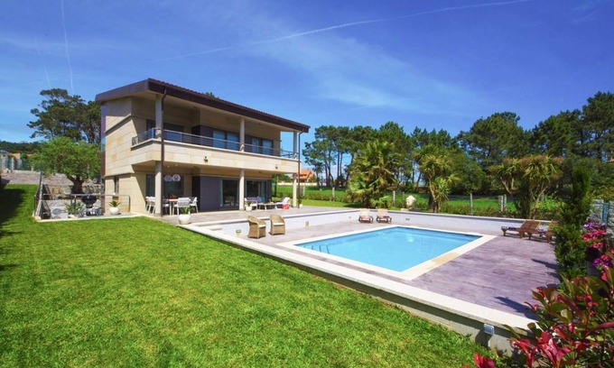 Montalvo Villa | Villa Galiza - Five Bedroom Villa, Sleeps 10