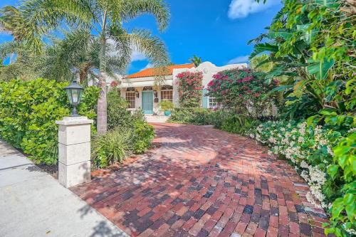 Southside House | Villa Gardenia - Peaceful Garden Oasis with Open Floor Plan