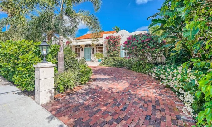 Southside House | Villa Gardenia - Peaceful Garden Oasis with Open Floor Plan