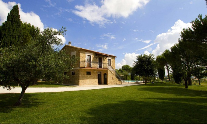 Cingoli Villa | Villa Gioia, surrounded by ulive trees