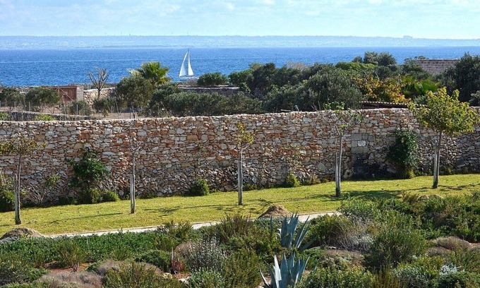 Favignana Villa | Villa Giuliva: A bright and sunny one-story villa located in Favignana, in the wonderful archipelago of the Egadi Islands, with Free WI-FI.