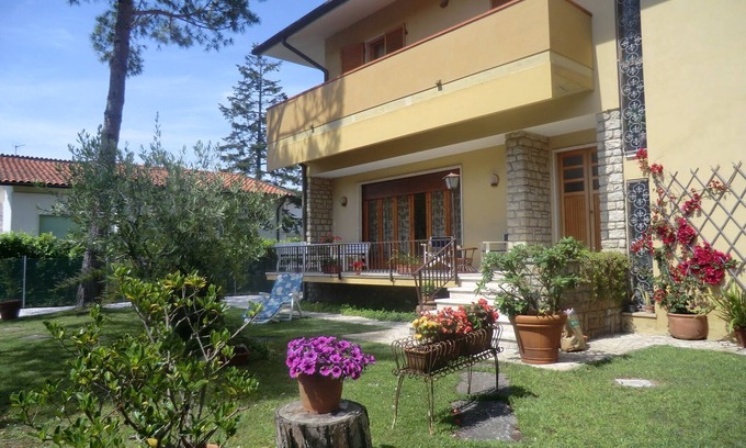 Marina di Pietrasanta Villa | Villa Gloria, garden and large terrace 300m from the sea