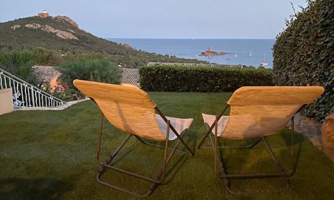 Le Dramont Villa | Villa, golden island view, a stone's throw from the beach. Breathtaking view!