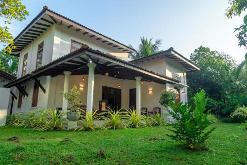Kamburugamuwa Villa | Villa Green Space
