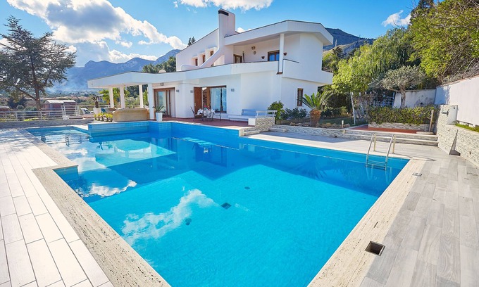 Torre Colonna-sperone Villa | Villa Hermosa with pool and sea view