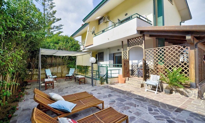Laura House | Villa Il Nocchiero: A welcoming three-story independent house situated at a short distance from the beach, with Free WI-FI.