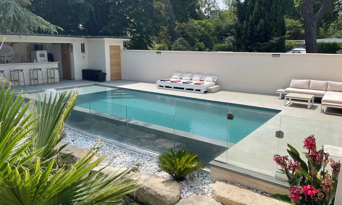 Bagnols-sur-Ceze Villa | Villa in a private estate, swimming pool with beach (overflow)