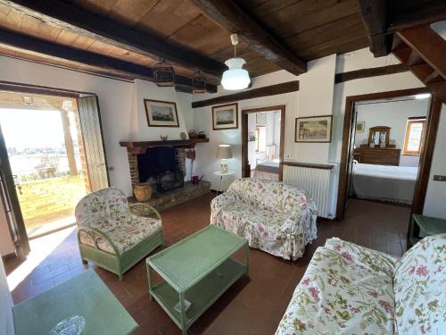 Amandola Villa | Villa in Amandola with Pool and Garden, cleaning included