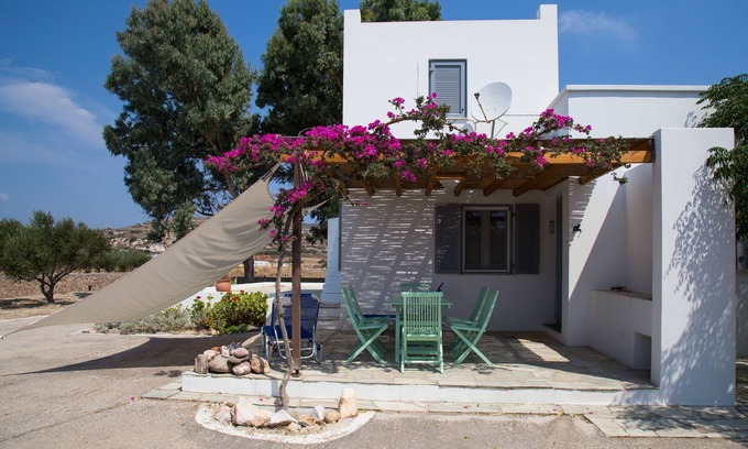 Zefiria Villa | Villa in an oasis of peace close to the most beautiful beaches and all Milos services