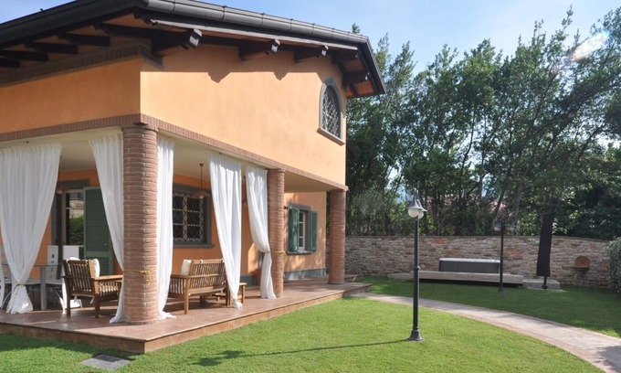 Seravezza Villa | Villa in Forte dei Marmi with hot tub in the garden, gym, sauna, wifi