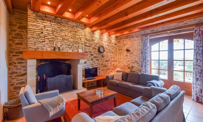 Saint-Medard-d'Excideuil House | Villa in Dordogne with Pool & Golf Course