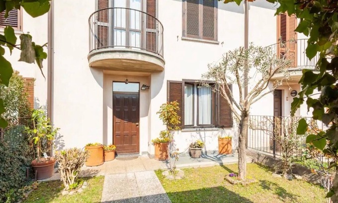 Biassono Villa | Villa in front of Monza Park (Netflix)n