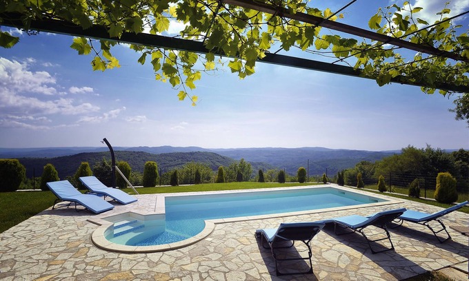 Lupoglav Villa | Villa in Lupoglav with Pool near the Sea