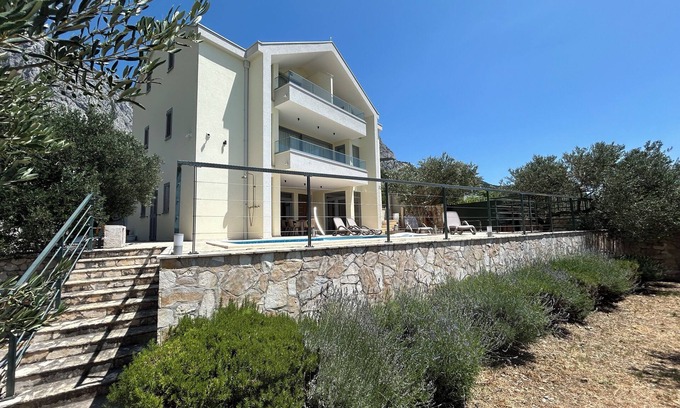 Baska Voda Villa | Villa in quiet village - Private Pool/Sport/Starlink/BBQ
