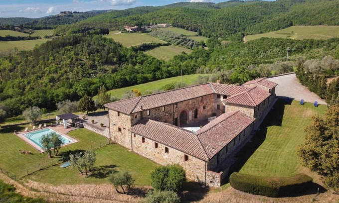 Castellina in Chianti Villa | Villa in San Leonino with 6 bedrooms sleeps 12