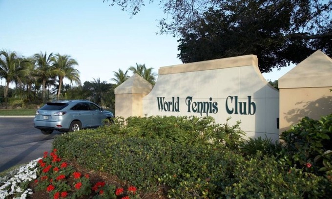 Central Naples Villa | Villa in the World Tennis Club with 16 tennis courts and private pool