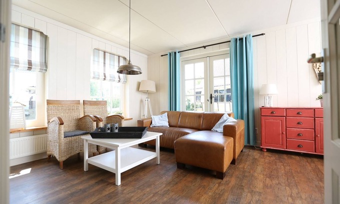 Hippolytushoef Villa | Villa in Wieringer Style with Hot Tub