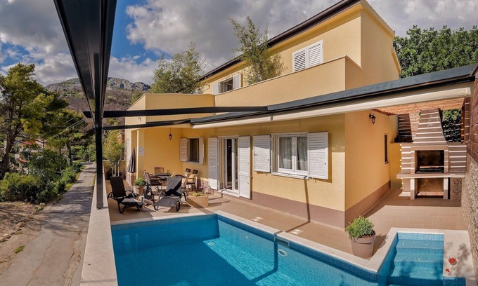 Zrnovnica Villa | Villa in Žrnovnica with Heated Saltwater Pool