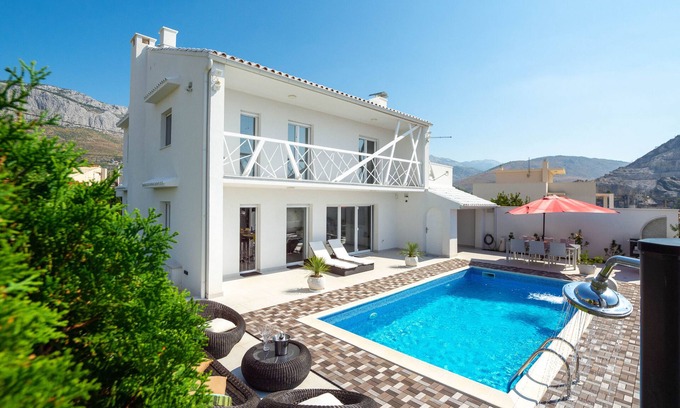 Zrnovnica Villa | Villa Irresistible