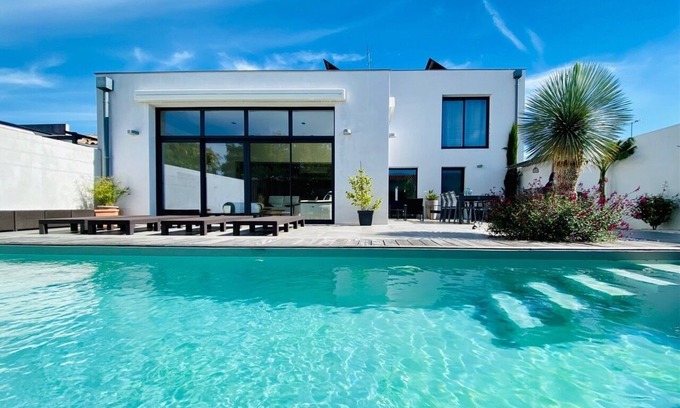 Saint-Xandre Villa | Villa Jasmin: enjoy a peaceful stay with family or friends