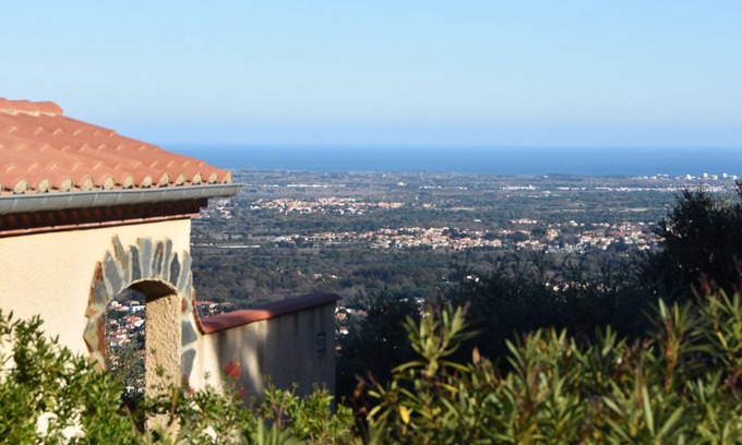 Laroque-des-Alberes Villa | Villa Josephine: Above the vine yards overlooking the sea, big terrasse & pool