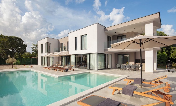 Salakovci House | Villa K.m. 5-bedroom With Pool and 3000sq m Garden