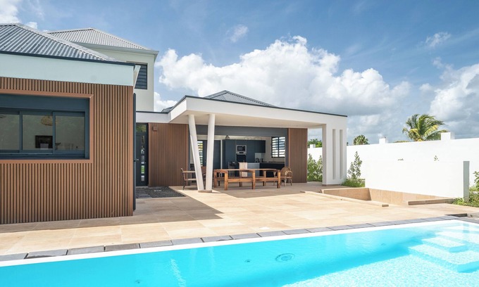 Port-Louis Villa | Villa Kassav beautiful garden aperitif area and mirror pool close to the beach