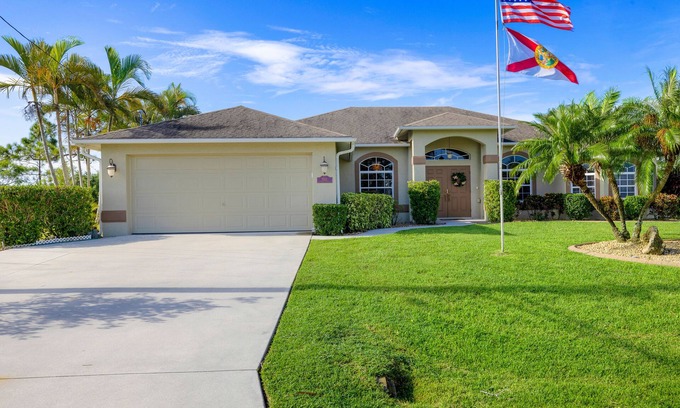 Jacarandas Villa | Villa Key West tropical retreat with lake views and a genuine Key West feel!