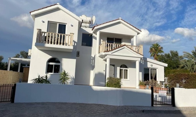 Pegeia Villa | Villa Kristin, Coral Bay, 4 ensuite bedrooms, private pool.