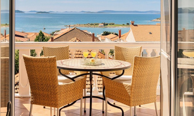 Pakostane Apartment | VILLA KRPETA, 2 bedroom apartment “Babuljas” for 2 to 4 people NEW